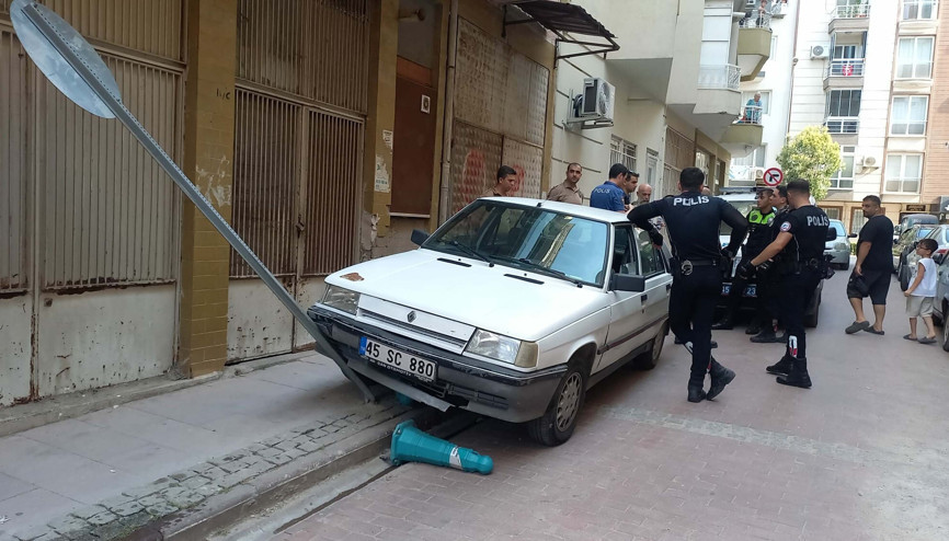 Manisada ruhsatsız tabancayla polisten kaçan ehliyetsiz otomobil sürücüsüne 410 bin lira ceza