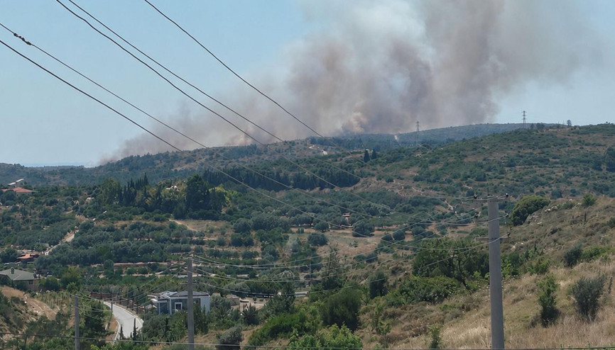 Çeşme’de çöplükte çıkan yangın, makilik alana sıçradı