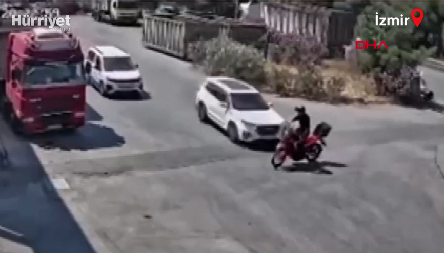 İzmirde feci kaza 15 yaşındaki sürücünün çarptığı motosikletin sürücüsü ağır yaralandı
