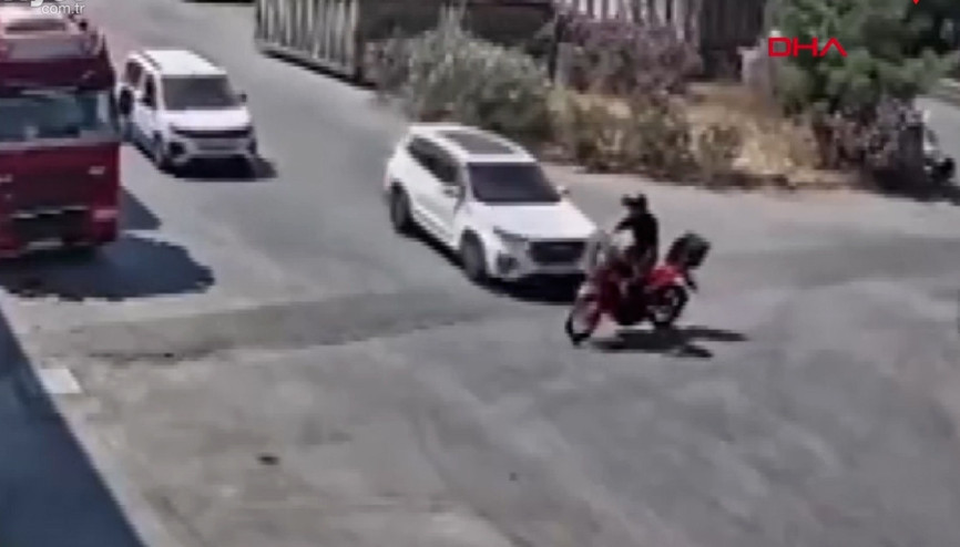 İzmirde feci kaza 15 yaşındaki sürücünün çarptığı motosiklet sürücüsü ağır yaralandı