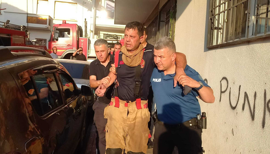 Manisa’da çıkan yangında 3 itfaiye eri yaralandı, 4 kedi öldü