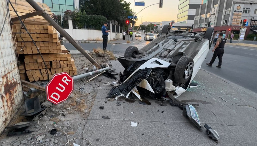 Avcılarda iki aracın karıştığı kazada devrilen otomobilin sürücüsü yaralandı