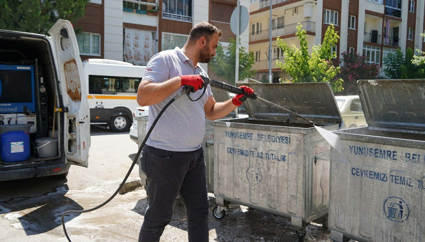 Yunusemrede konteynerler temizlendi