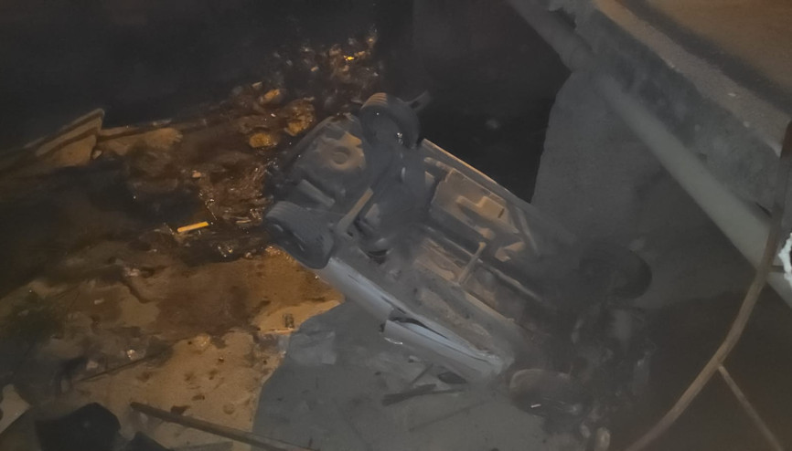 Köprüden dere yatağına devrilen otomobilin sürücüsü yaralandı
