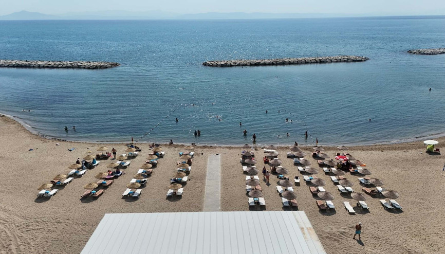 Ayvalıkta Kum Adası Plajı yenilenen yüzü ile hizmete açıldı