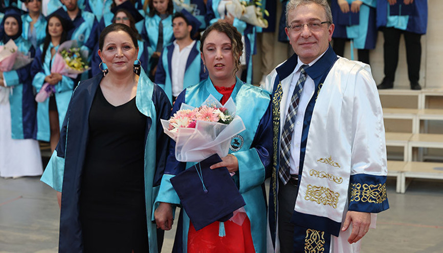 Kardelen üniversiteyi ‘annesinin gözleriyle’ bitirdi