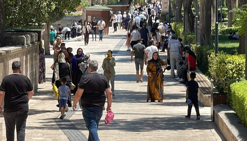 Hava sıcaklığı 40 dereceye ulaştı Vatandaşlar ve turistler zor anlar yaşadı