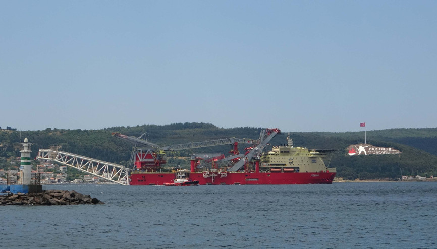 Boru döşeme gemisi, Çanakkale Boğazından geçti