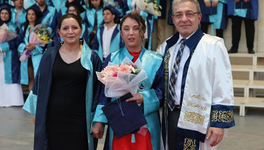 Annesinin gözleriyle mezun oldu