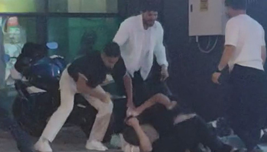 İstanbul’da gençlerin kavgası kamerada Yere yatırıp demirle darbettiler İstanbul’da gençlerin kavgası kamerada Yere yatırıp demirle darbettiler