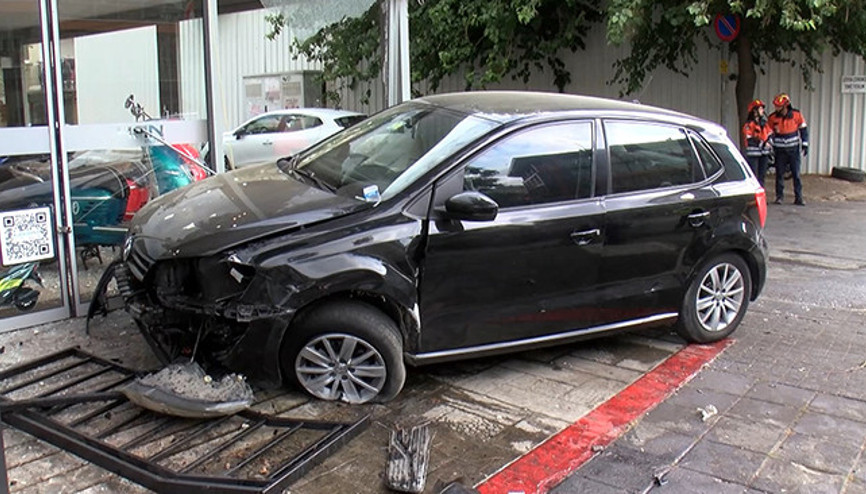 Kadıköy’de sürücü direksiyon hakimiyetini kaybetti: Otomobil dükkana girdi