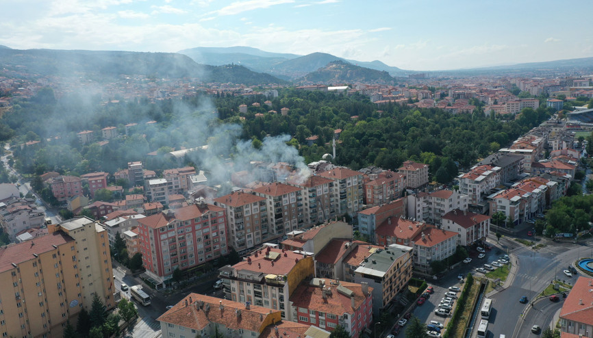 Yıldırım düşen apartmanın çatısında yangın çıktı