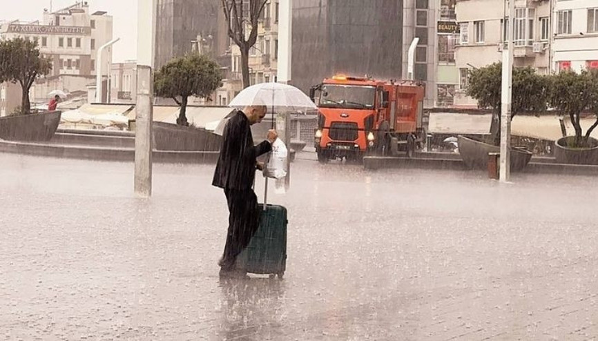 40 dakikada 2 aylık yağış düştü… İstanbul’u sağanak vurdu