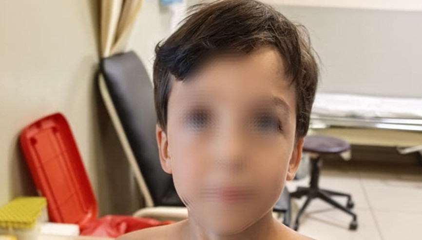 Çiftlikte oyun oynayan 7 yaşındaki çocuğun göğsüne yapışan kene çıkarıldı