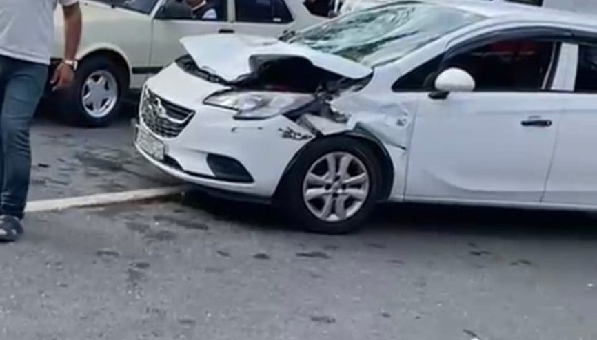 Otomobil baba ve 3 yaşındaki oğluna çarptı: 3 yaralı
