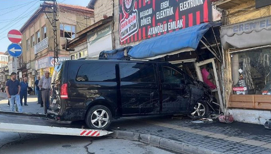 Çorum’da kontrolden çıkan minibüs 5 araca çarpıp çay ocağına daldı