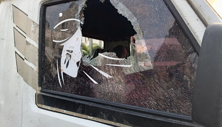 Pazarcı, ucuz karpuz satan rakip esnafın kamyonetinin camlarını kırdı