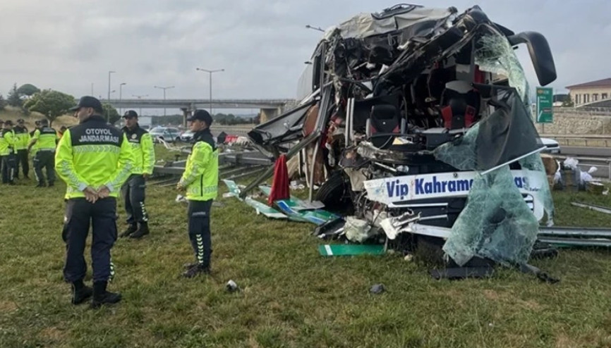 Yolcu otobüsü önce bariyere sonra tabelaya çarptı Yolcu otobüsü önce bariyere sonra tabelaya çarptı