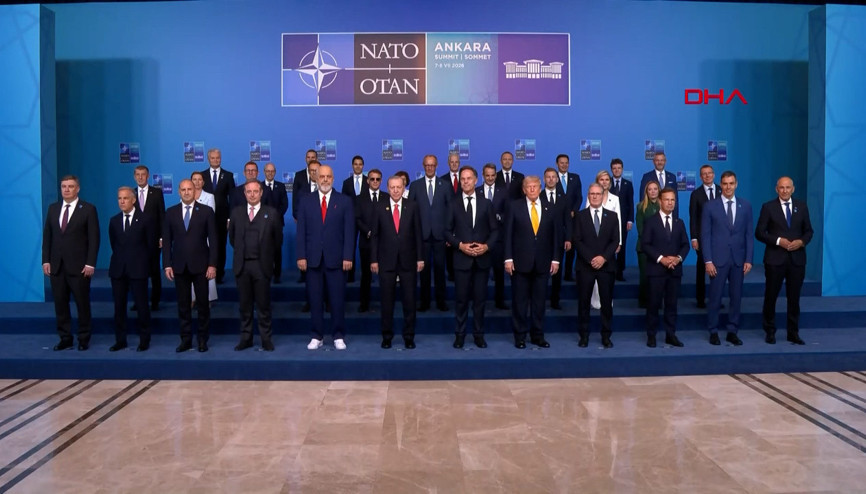 NATO Liderler Zirvesinde aile fotoğrafı çekildi