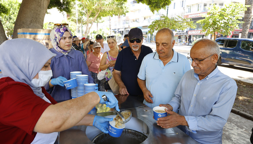 Büyükşehir Belediyesi aşure ikramına devam ediyor