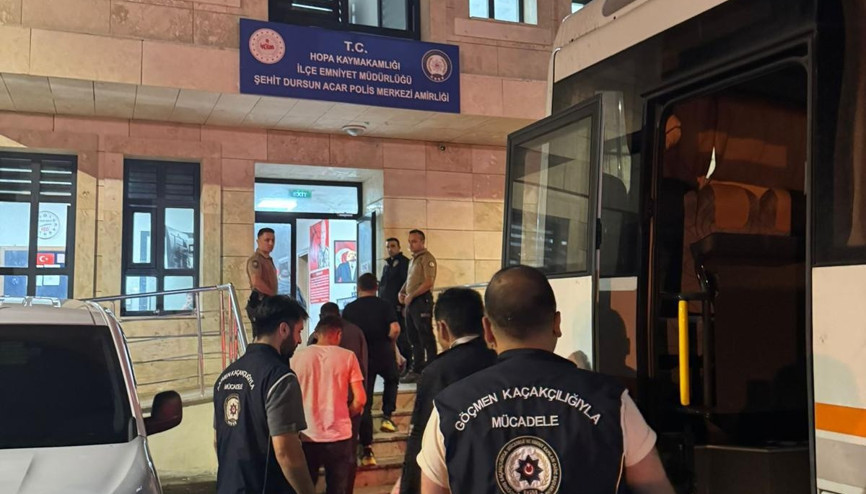 Artvinde 56 göçmen yakalandı; 3 şüpheliye işlem yapıldı