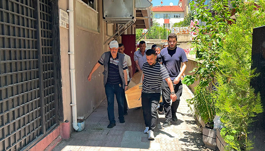 Boluda ağaçtan düşüp taburcu edilen yaşlı adam evinde ölü bulundu Boluda ağaçtan düşüp taburcu edilen yaşlı adam evinde ölü bulundu