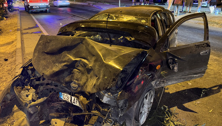 Aydında otomobil ağaca çarptı: 6 yaralı