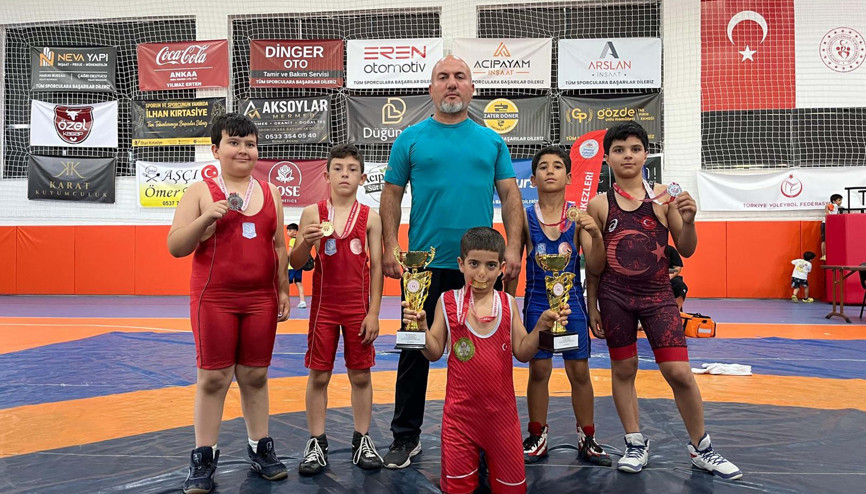 Yunusemreli güreşçiler 5 madalya ve 2 kupayla döndü