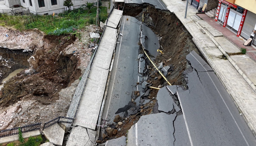 Rizede yurt inşaatının kazısında istinat duvarı ve yol çöktü: 3 bina tahliye edildi Rizede yurt inşaatının kazısında istinat duvarı ve yol çöktü: 3 bina tahliye edildi