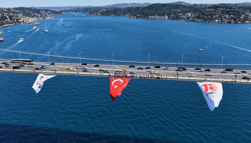 İstanbul Boğazındaki köprülere Türk bayrağı asıldı