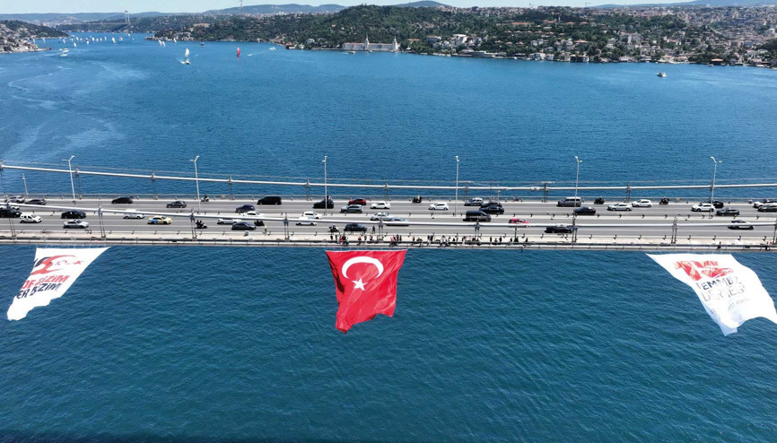 15 Temmuz öncesi köprülere bayrak... İrade bizim zafer bizim