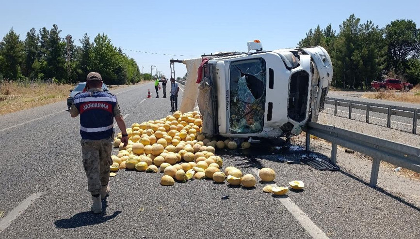 Kavun yüklü TIR devrildi: Sürücü yaralandı Kavun yüklü TIR devrildi: Sürücü yaralandı