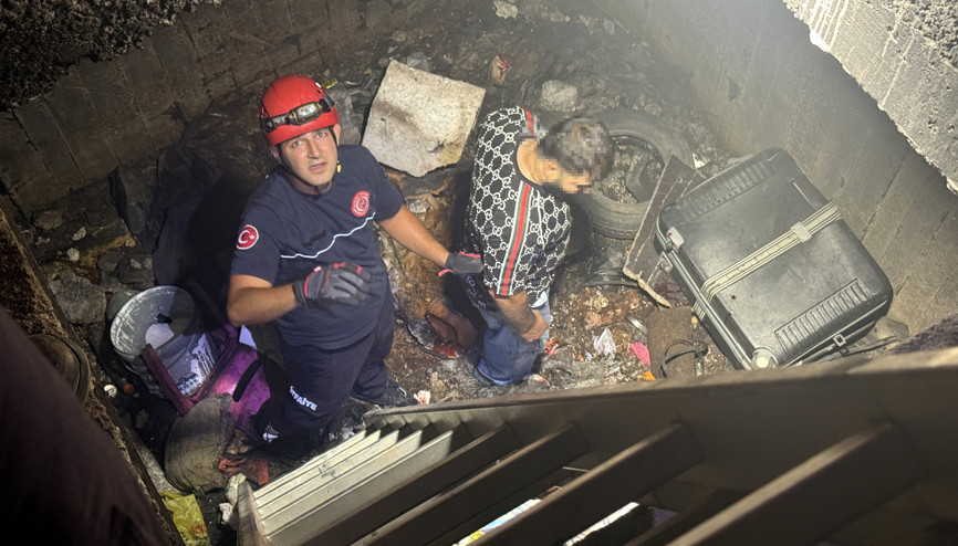 İnşaat halindeki binada çukura düştü, itfaiye kurtardı