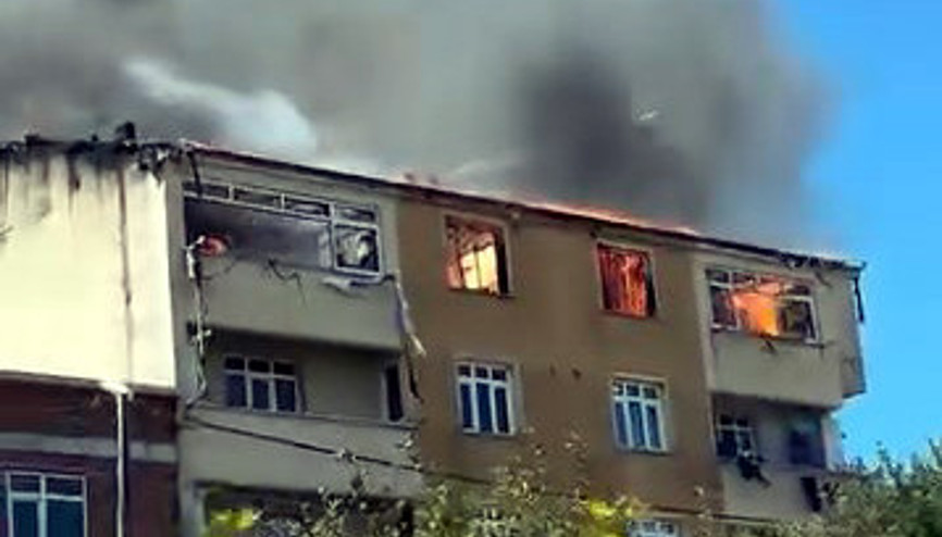 Avcılarda 5 katlı binanın çatısında çıkan yangın 2 daireye sıçradı