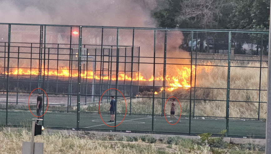 Yangına rağmen futbol oynamaya devam ettiler; o anlar kamerada Yangına rağmen futbol oynamaya devam ettiler; o anlar kamerada