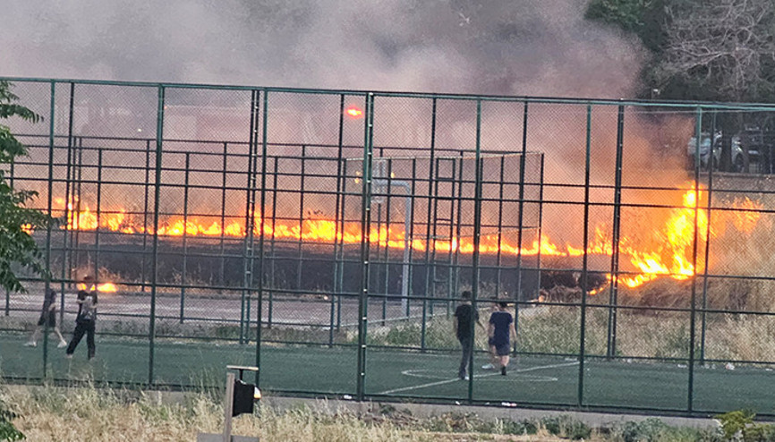 Diyarbakır’da ilginç görüntü Yangına rağmen futbol oynamaya devam ettiler Diyarbakır’da ilginç görüntü Yangına rağmen futbol oynamaya devam ettiler