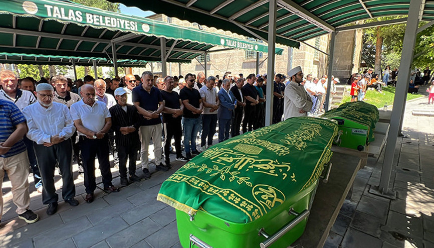 Afyonkarahisarda feci kazada ölen uzman çavuş, eşi ve 8 aylık bebekleri toprağa verildi