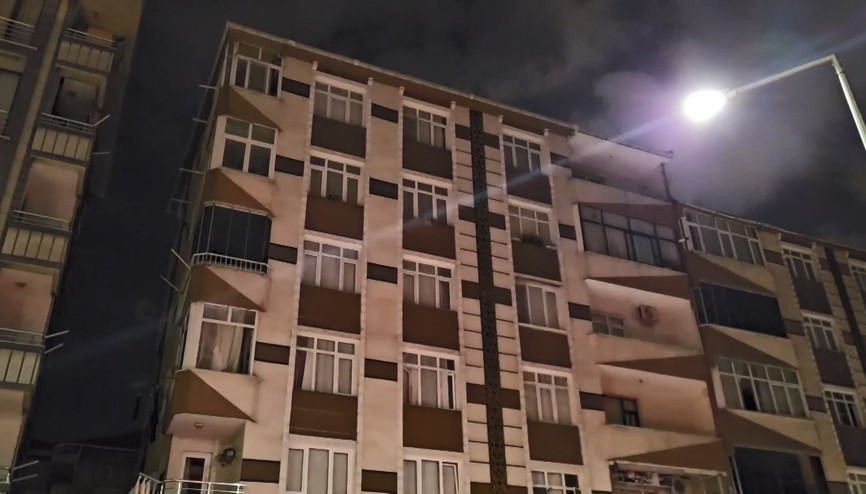 Bahçelievler’de kolonlarından sesler gelen 6 katlı apartman tahliye edildi