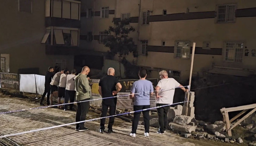 Kolonlarından sesler gelen 6 katlı apartman tahliye edildi