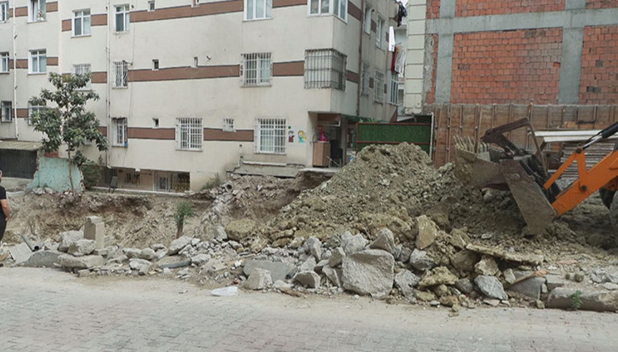 İstanbulda 6 katlı bina tedbir amacıyla tahliye edildi