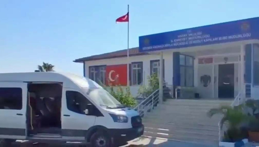 Hatay’da 4 araçta 15 göçmen yakalandı; 4 organizatör tutuklandı