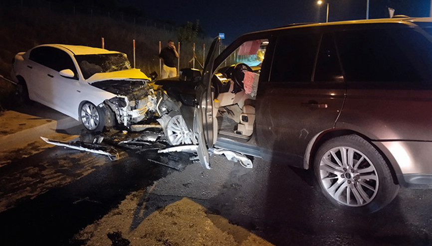 Ters yönden gelen otomobil, 2 araca çarptı: 2si ağır 5 yaralı