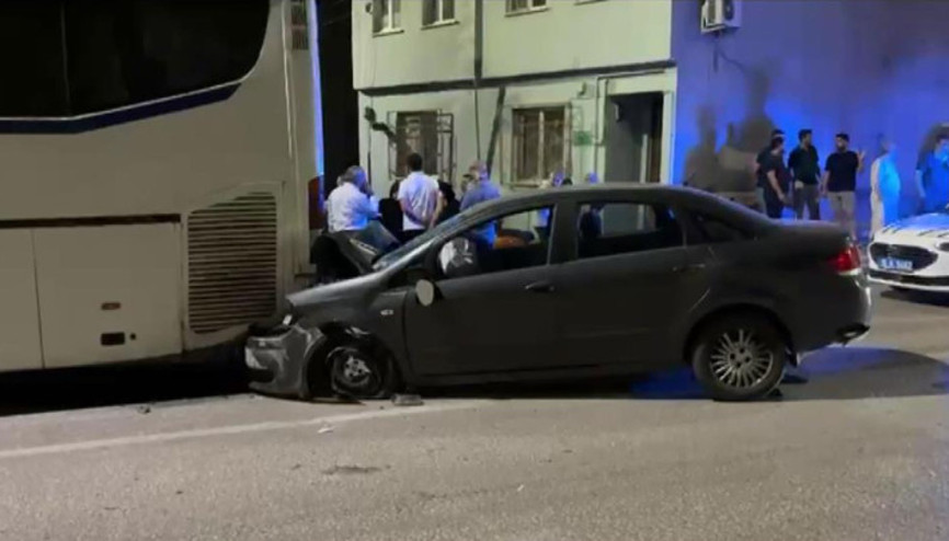 Bursada feci kaza Önce duvara sonra otobüse çarptı: 2 ağır yaralı