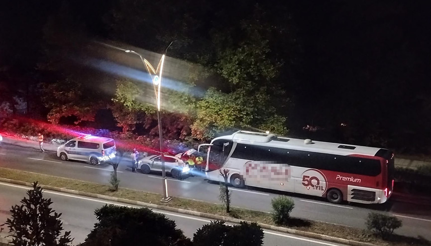Polis aracına çarpan yolcu otobüsünün şoförü alkollü çıktı