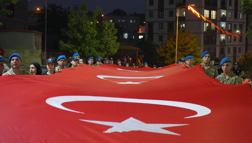 Şırnak’ta 107 metrelik Türk bayrağıyla 15 Temmuz yürüyüşü