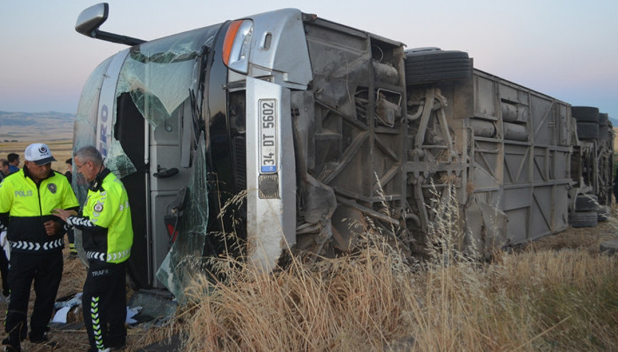 Amasyada feci kaza Yolcu otobüsü devrildi: 2si ağır 46 yaralı