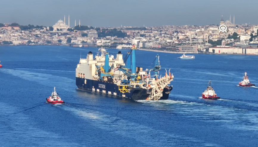 Doğal gaz boru hattı döşeme gemisi İstanbul Boğazından geçti