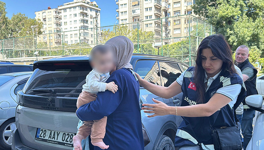 Samsunda uyuşturucu operasyonu: Kucağında bebekle yakalanan kadının çantasından 1 kilo metamfetamin çıktı Samsunda uyuşturucu operasyonu: Kucağında bebekle yakalanan kadının çantasından 1 kilo metamfetamin çıktı