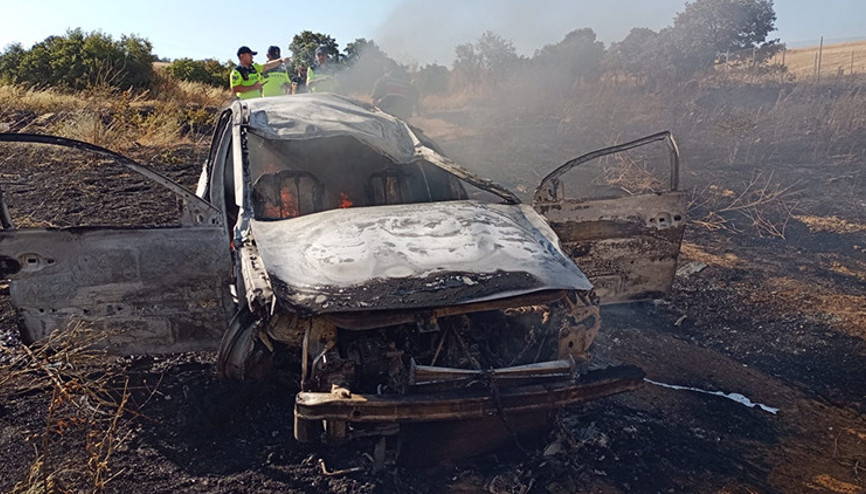 Balıkesir’de trafik kazası Yanan otomobilde alevler otluk alana sıçradı; 4 yaralı Balıkesir’de trafik kazası Yanan otomobilde alevler otluk alana sıçradı; 4 yaralı