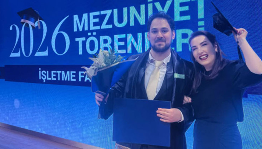 Ünlü şarkıcının oğlu üniversiteyi bitirdi Mutluluk gözyaşlarım senin sayende